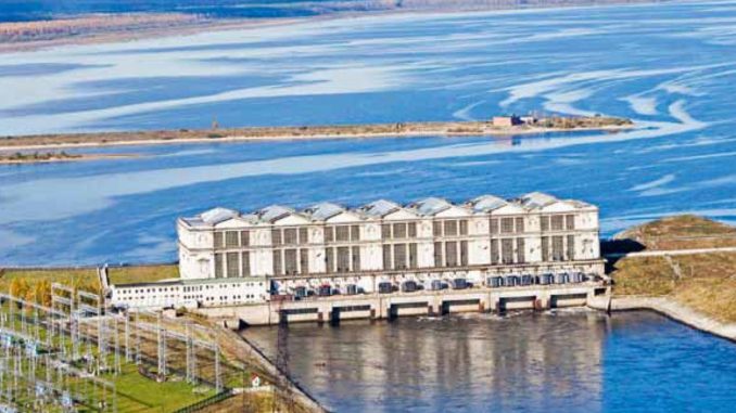 Рыбинская ГЭС является третьей ступенью Волжско-Камского каскада ГЭС. Уникальная особенность Рыбинской ГЭС в том, что здание водосливной плотины расположено на Волге, а здание гидроэлектростанции – на расстоянии 10 км на реке Шексне