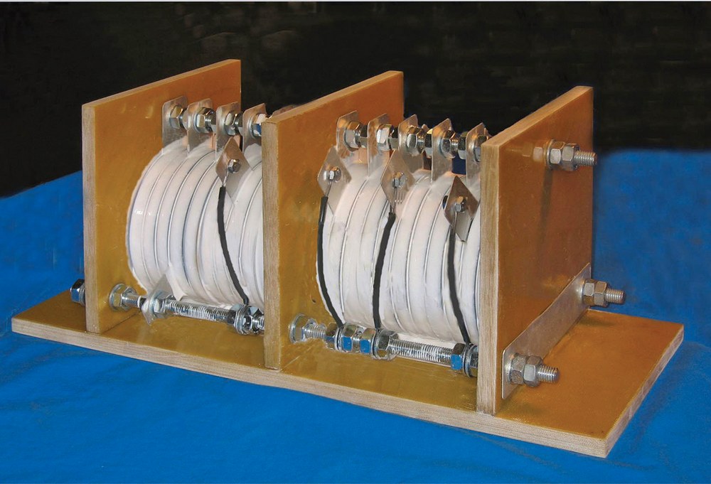 Устройство защиты обмотки гидрогенератора ЭПН 800/200-2,4 с максимально допустимым длительным рабочим напряжением 800 В и максимальной рассеиваемой энергией 200 кДж