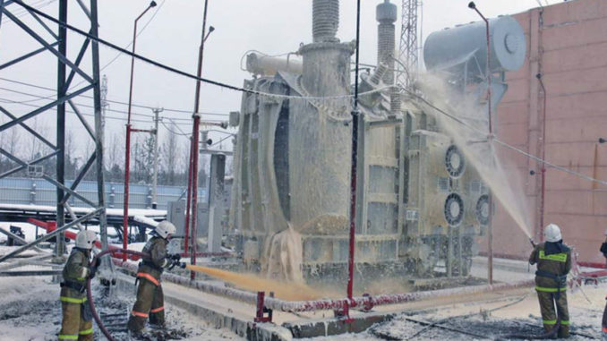 Трансформатор на подстанции в Западной Сибири после взрыва