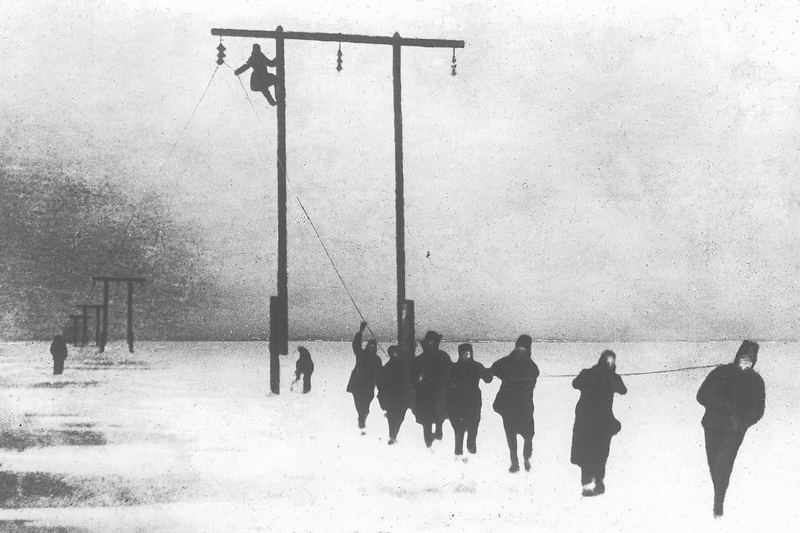 Для увеличения пропускной способности энергосистемы зимой 1942 года по льду Ладоги всего за 12 дней была проложена «Ледовая линия» протяженностью около 30 км