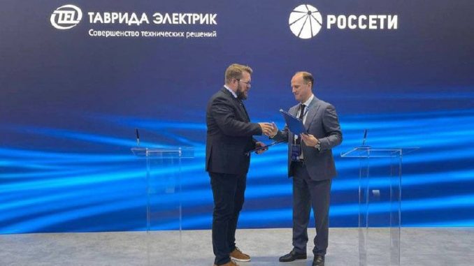 Генеральный директор ООО «Таврида Электрик» Владимир Чернышев и Заместитель Генерального директора ПАО «Россети» – Главный инженер Евгений Ляпунов