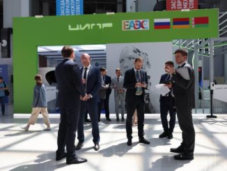 Вице-премьер Дмитрий Чернышенко посетил стенд ЦИПР