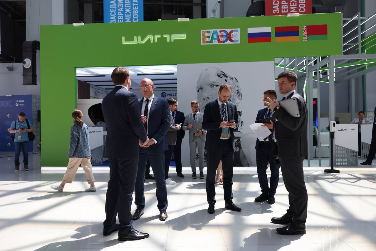 Вице-премьер Дмитрий Чернышенко посетил стенд ЦИПР