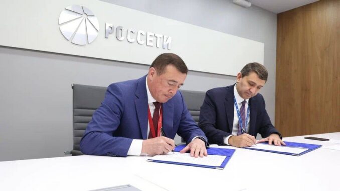 Губернатор Сахалинской области Валерий Лимаренко и Генеральный директор ПАО «Россети» Андрей Рюмин