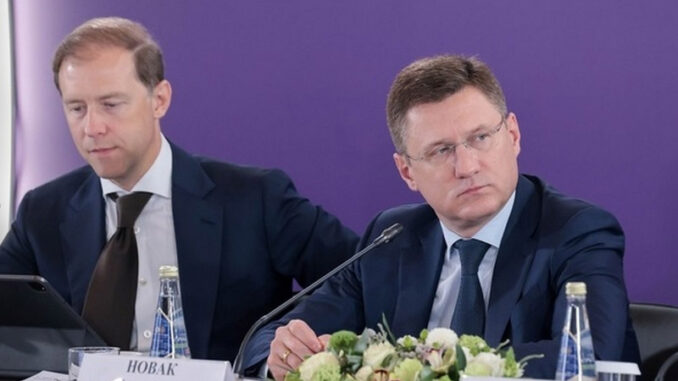 Заместитель Председателя Правительства – Министр промышленности и торговли Денис Мантуров и Заместитель Председателя Правительства Александр Новак