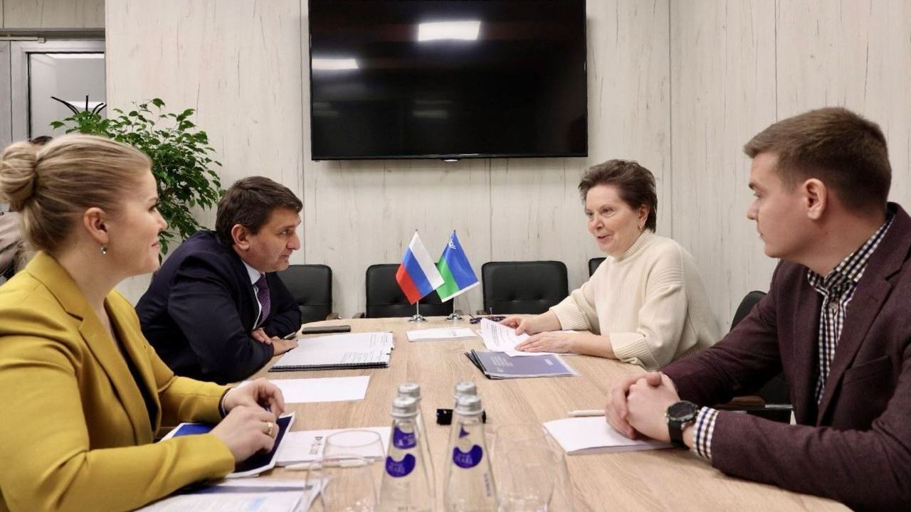 Губернатор Ханты-Мансийского автономного округа – Югры Наталья Комарова и Генеральный директор ПАО «Россети» Андрей Рюмин на рабочей встрече
