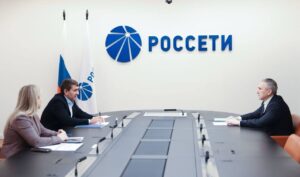 Губернатор Тюменской области Александр Моор и Генеральный директор ПАО «Россети» Андрей Рюмин на встрече в Москве