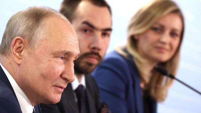 На встрече с молодыми учёными.
